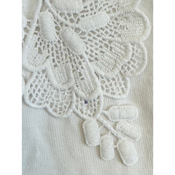 AKEMI + KIN Anthropologie Floral Embellished Women's Sz L White T-Shirt Top NWT - Picture 6 of 16